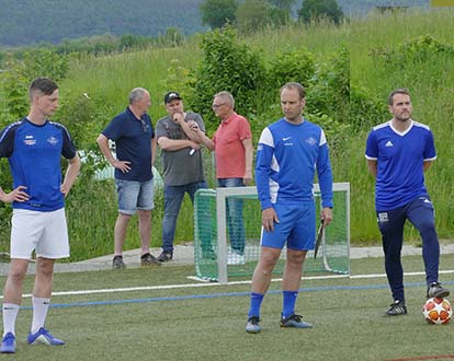 bild trainingsauftakt trainer klein