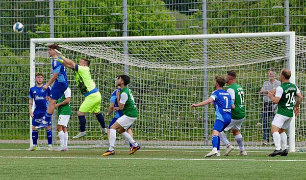 30 sv fuerth spielszene vor tsv tor